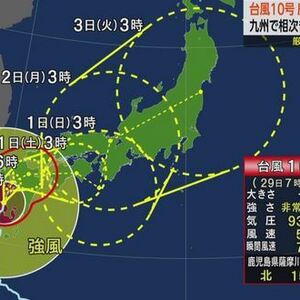 台風対策で出窓の内側を合板でふさいできました